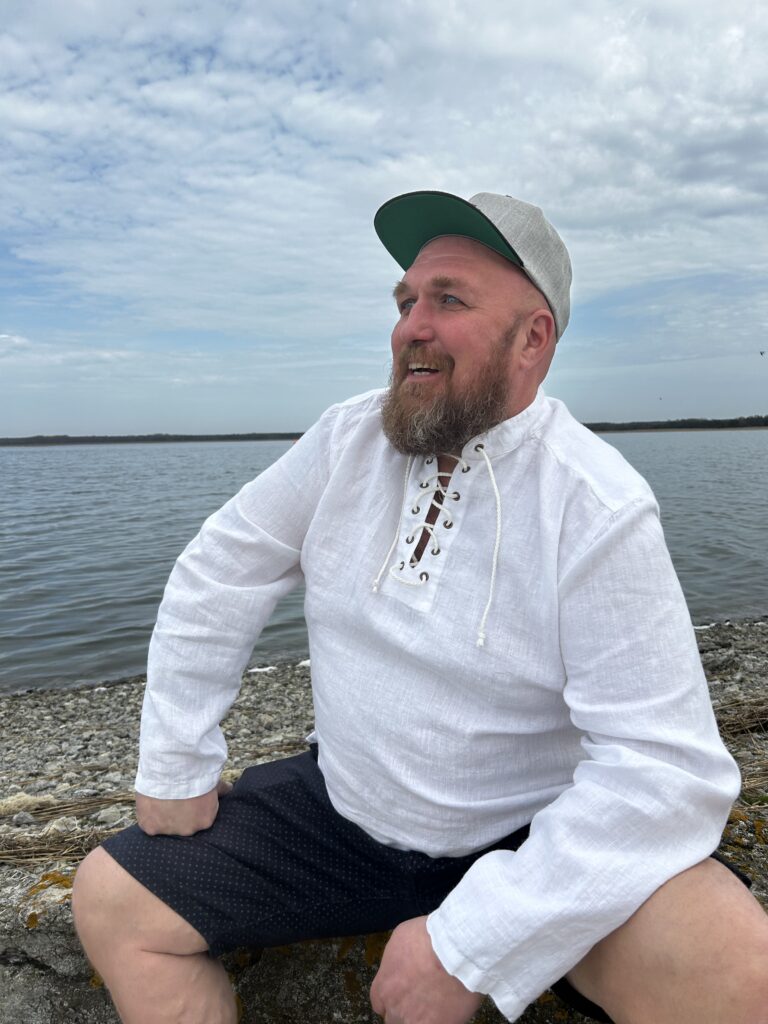 Valge meeste linane särk – 100% lina, püstkrae ja sirge lõikega, Eesti käsitöö, hingav ja klassikaline suveriietus.