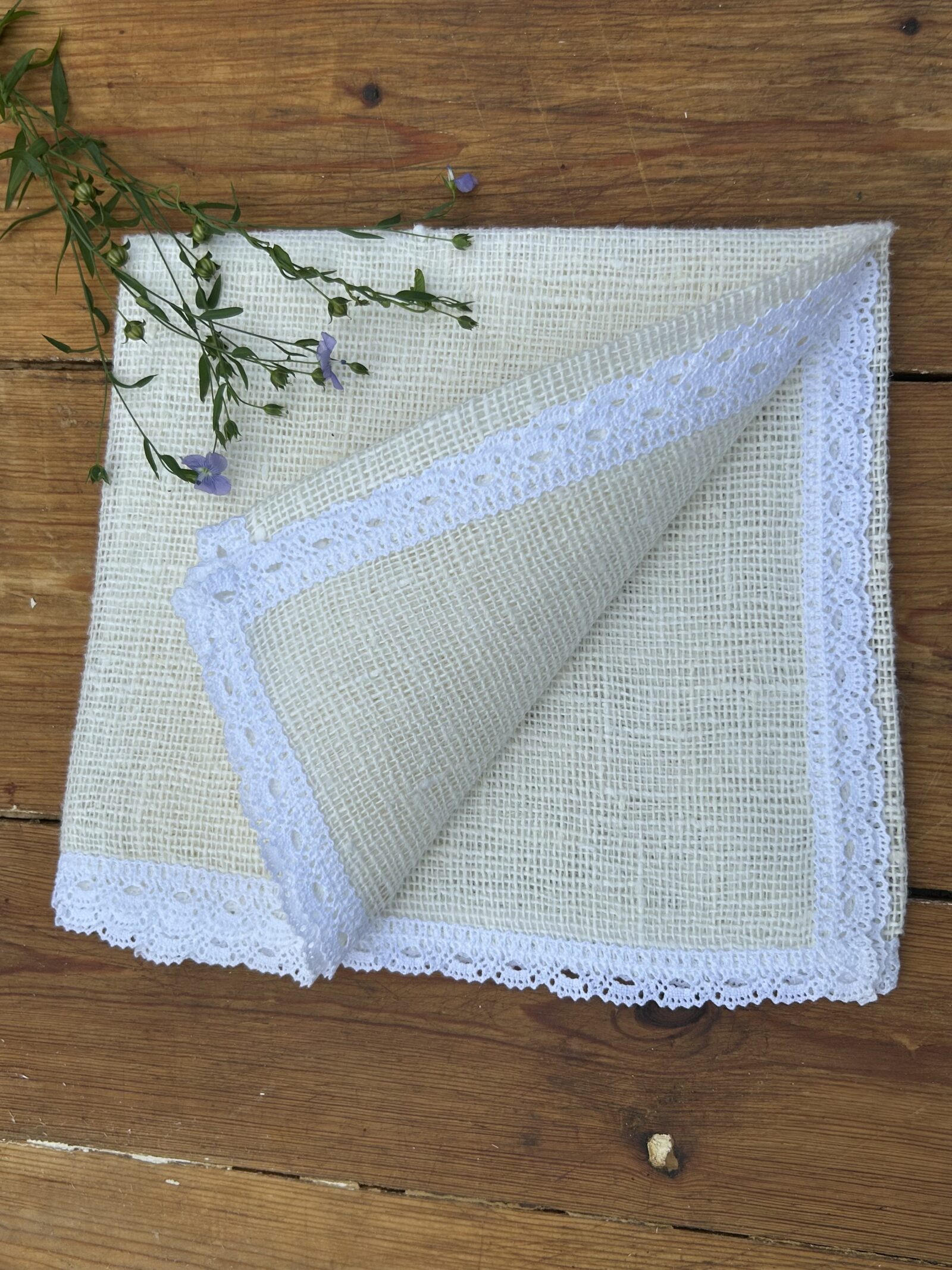 Valge kotiriidest pitsiga linik 50x105 cm