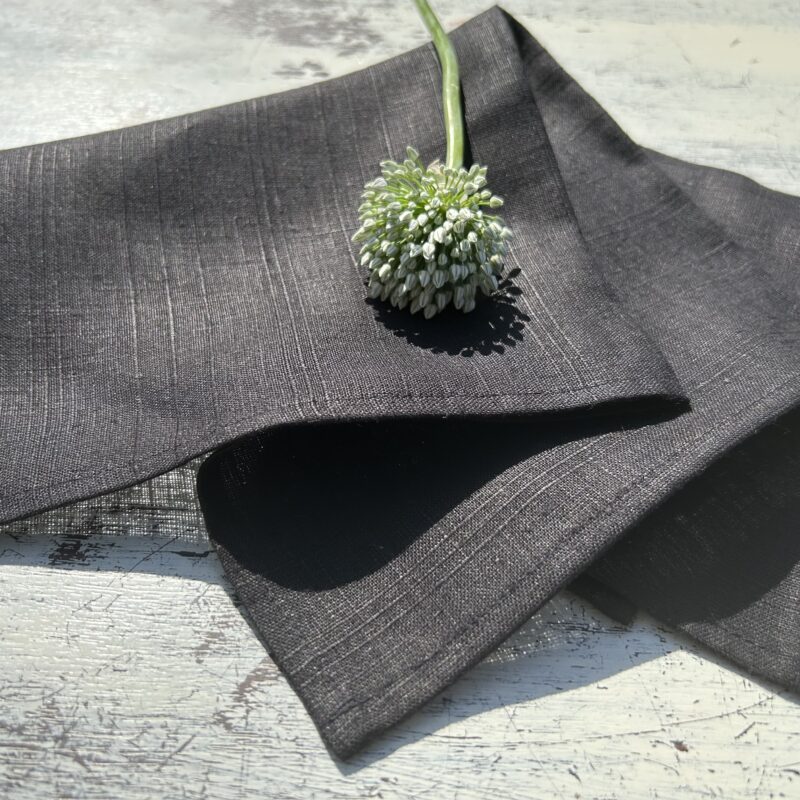 Mustad linased salvrätikud, komplektis 4 tk – käsitööna valmistatud Eestis, mõõdus 44 × 44 cm