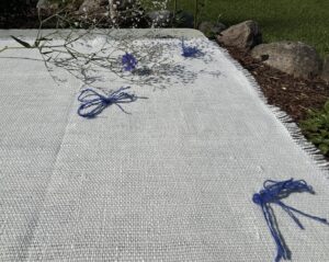 Valgest kotiriidest linane linik – 45 × 105 cm (kingitusena pakitud) - Image 5
