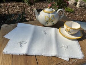 Valgest kotiriidest linane linik – 45 × 105 cm (kingitusena pakitud) - Image 3