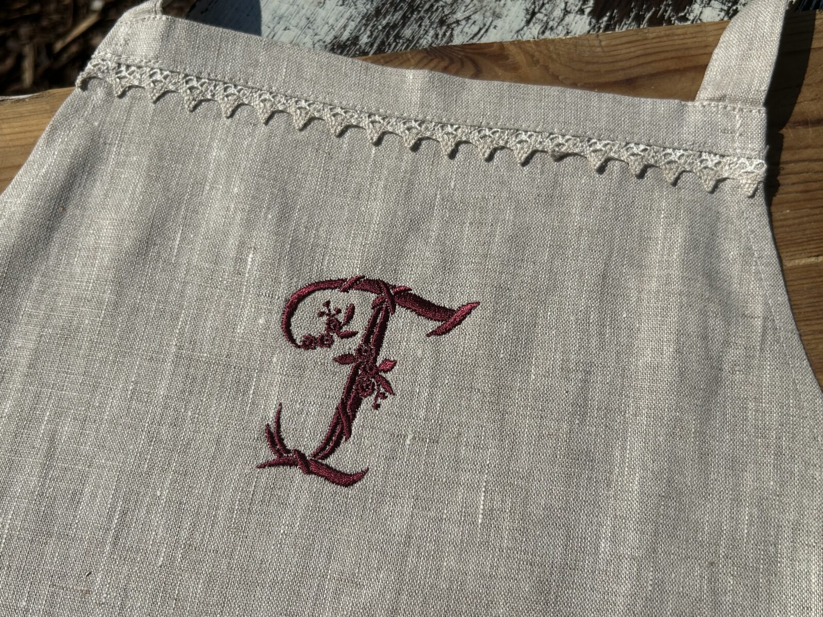 Naiste linane põll pitsi ja monogrammiga – 100% lina, käsitöö Eestis