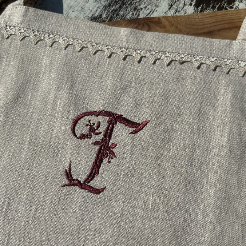 Naiste linane põll pitsi ja monogrammiga – 100% lina, käsitöö Eestis